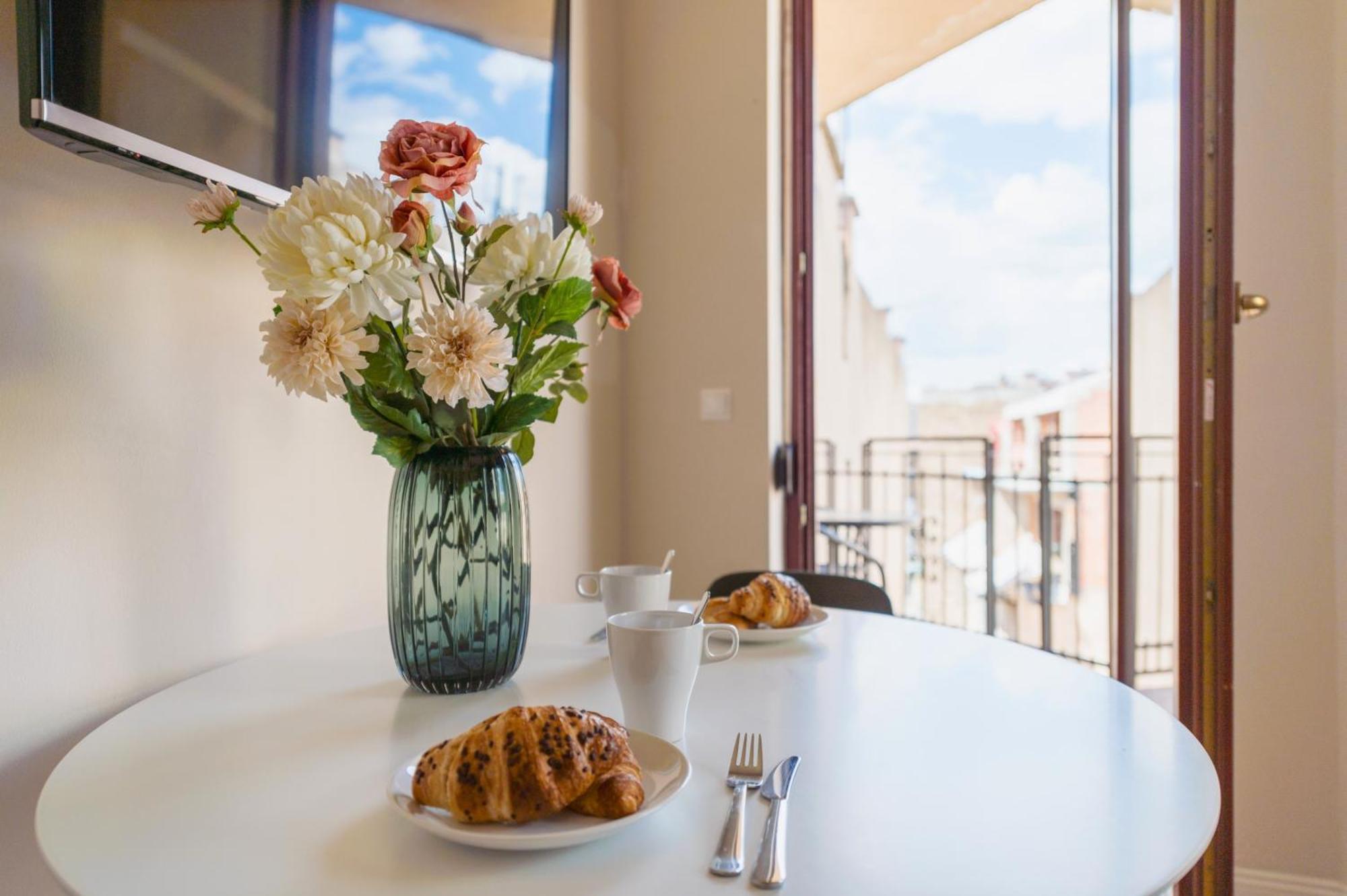 King's Haven Downtown With Balcony Apartment *