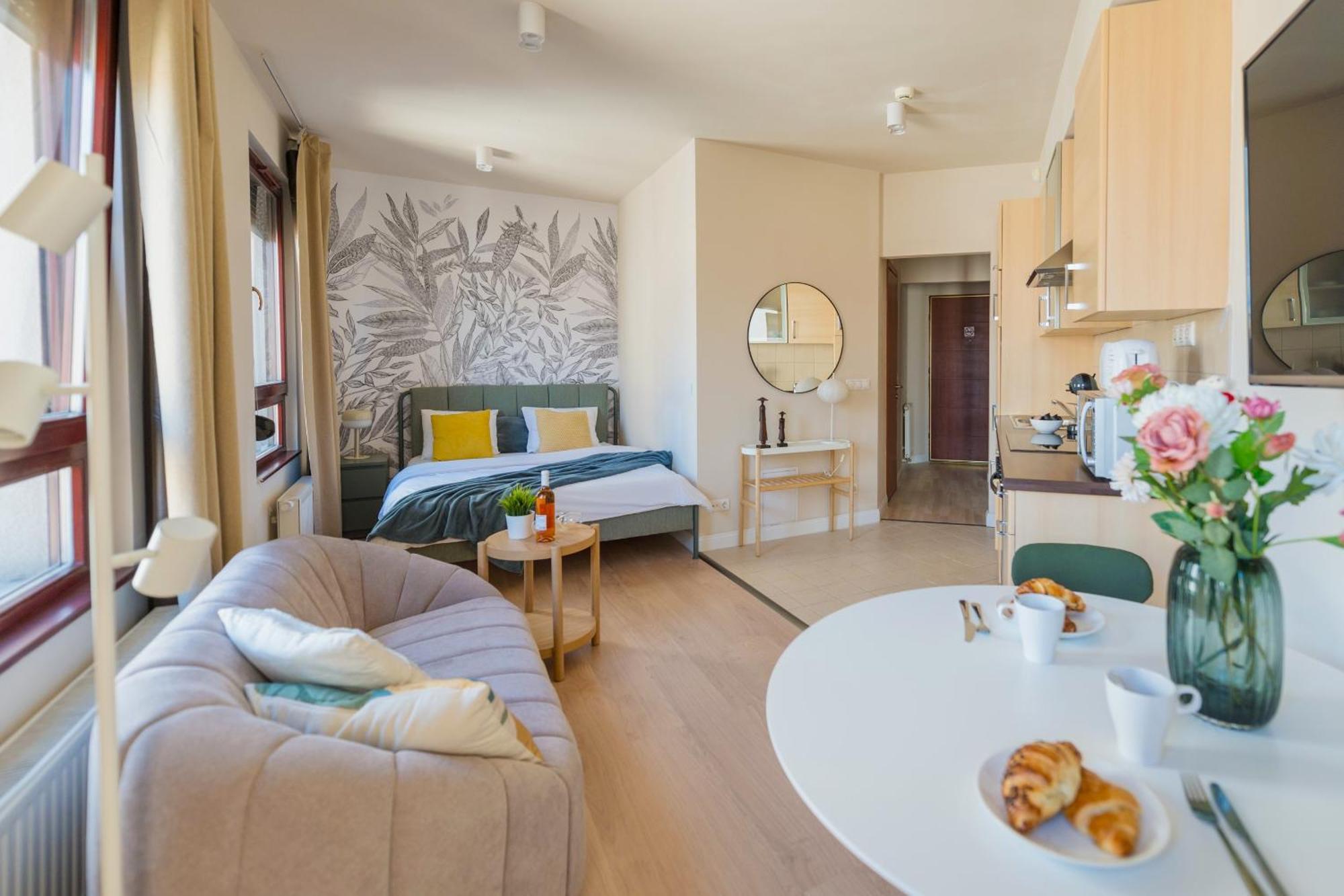 King's Haven Downtown With Balcony Apartment